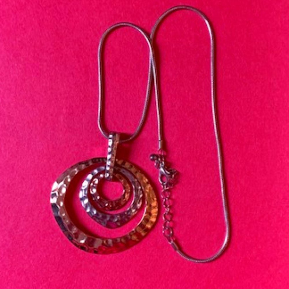 Hammered metal three color pendant statement necklace - NEW
